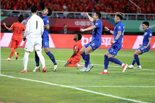 Nửa hiệp - Thái Lan 0 - 0, Oman, mỗi bên bắn một phát.